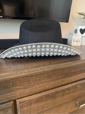 Women’s cowboy hat with Pearls!